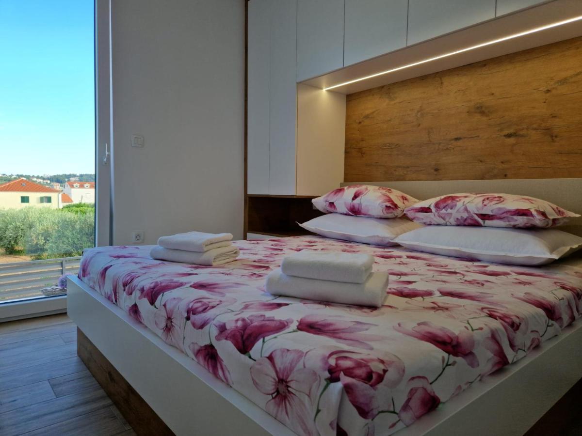 Apartman Marcelina 1 With Private Pool Trogir Eksteriør bilde